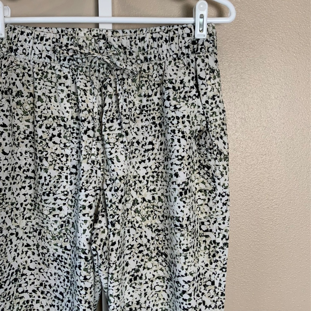 Old Navy High-Waisted StretchTech Utility Crop Pants - EUC - Picture 8 of 16